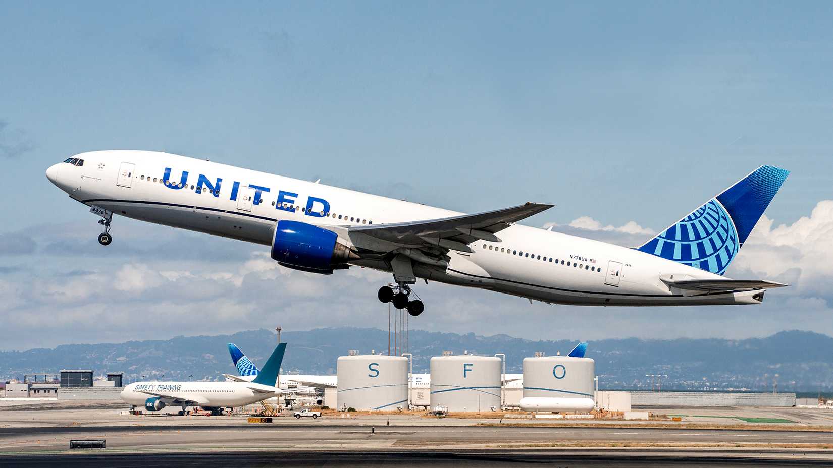 United Airlines 777-200 take off Starlink-1