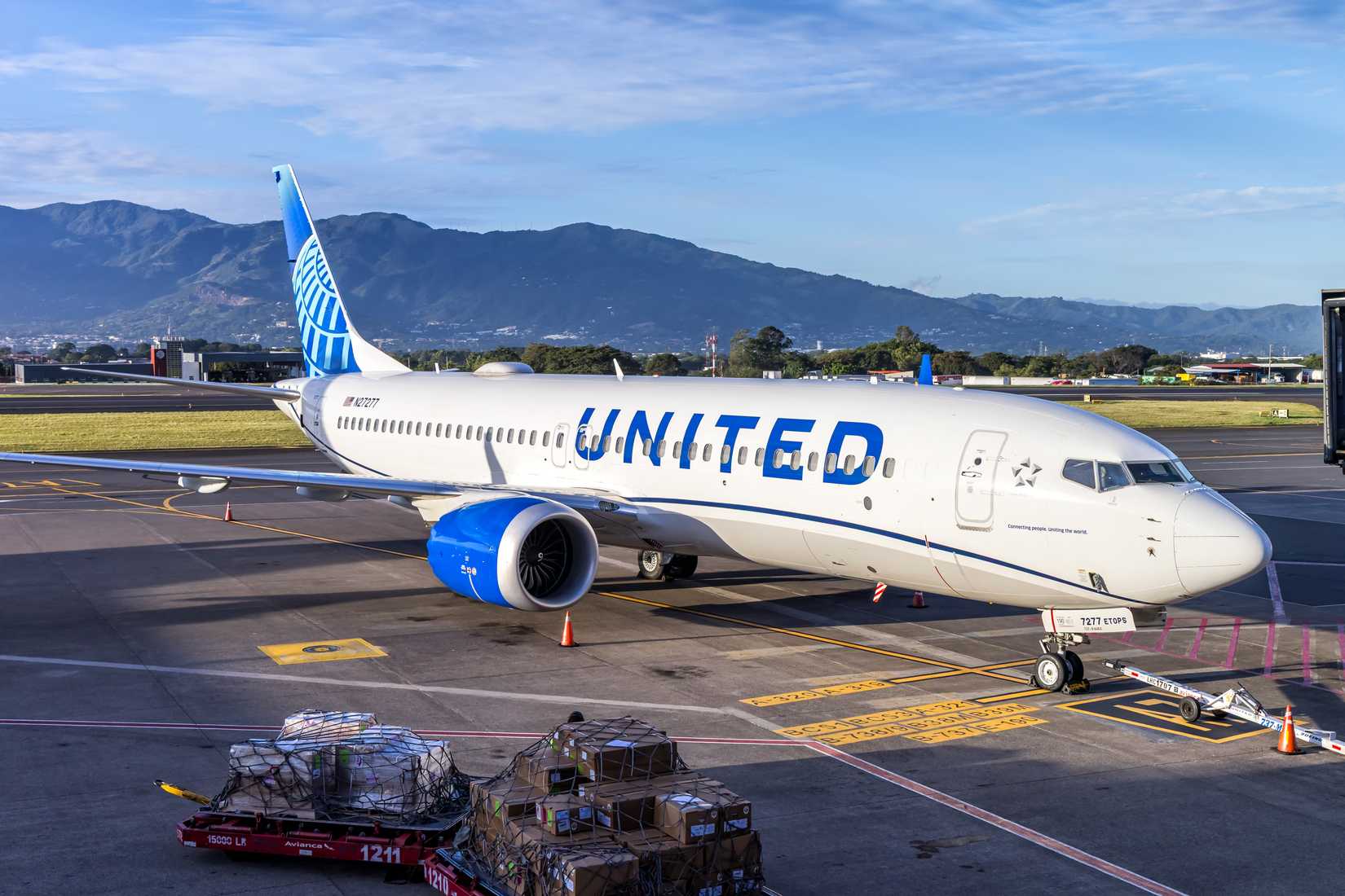 United Airlines MAX 8 at Costa Rica