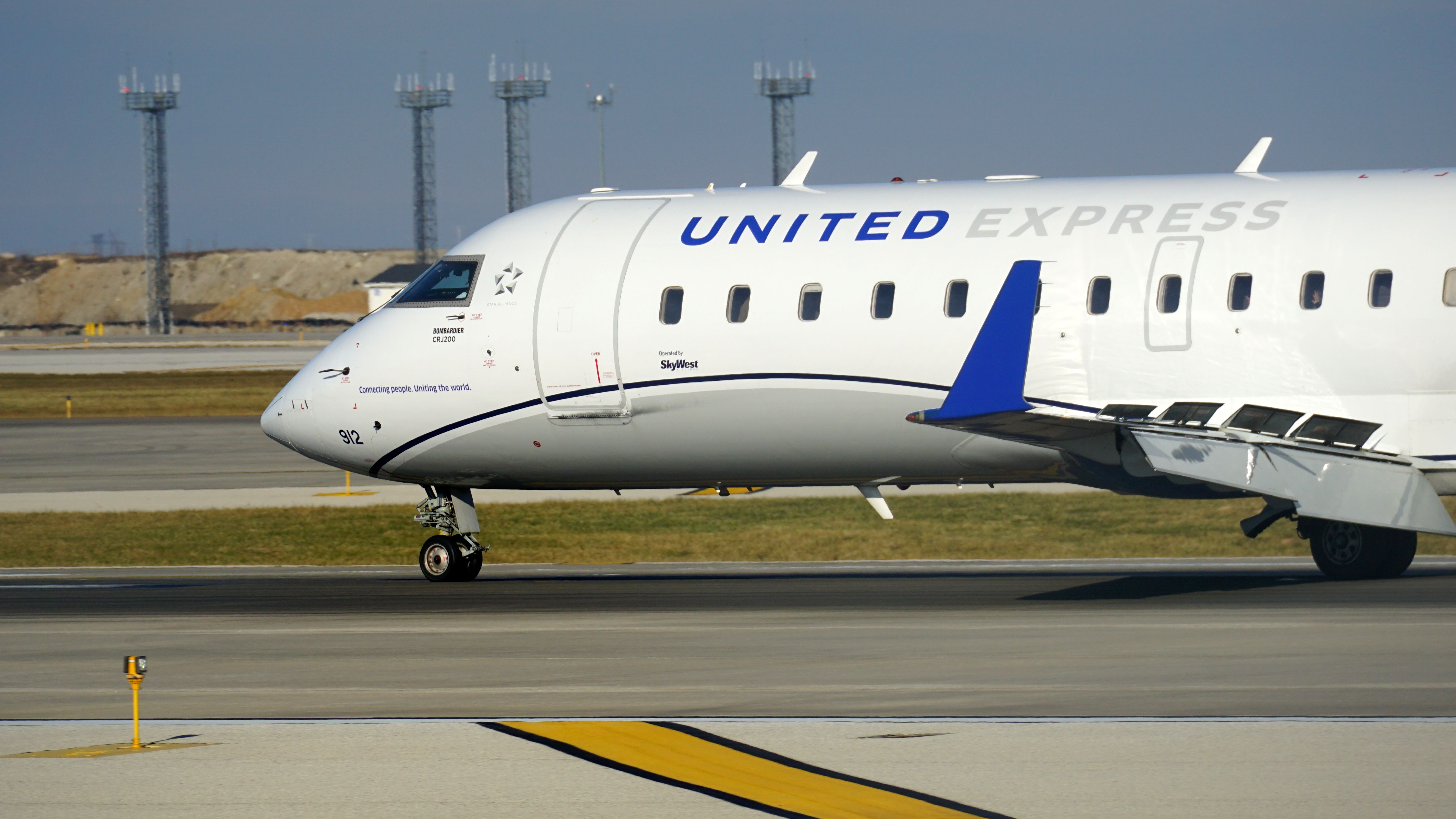 United E175