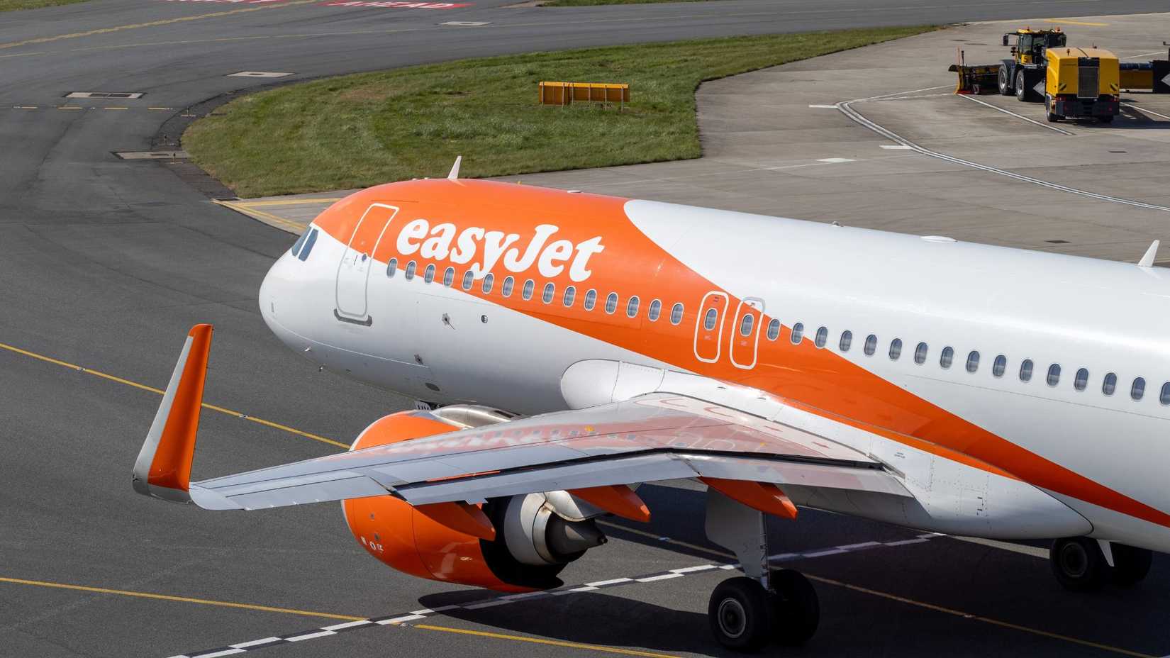 easyJet A320 taxiing