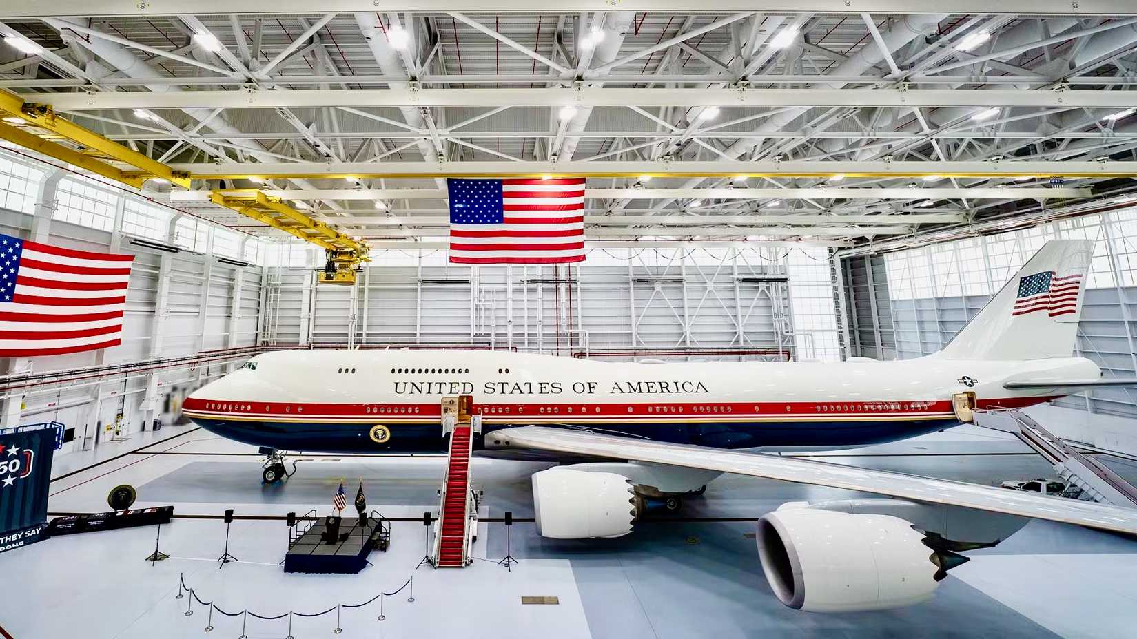 vc-25b-bridge-air-force-one-official-photo (1)