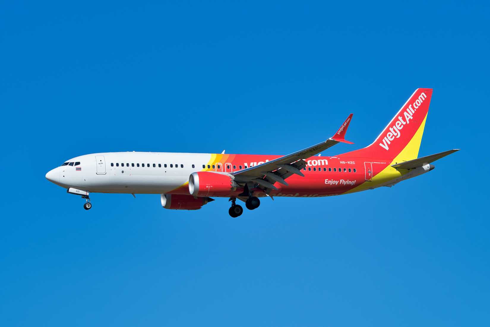 VietJet Boeing 737 MAX 8 blue sky