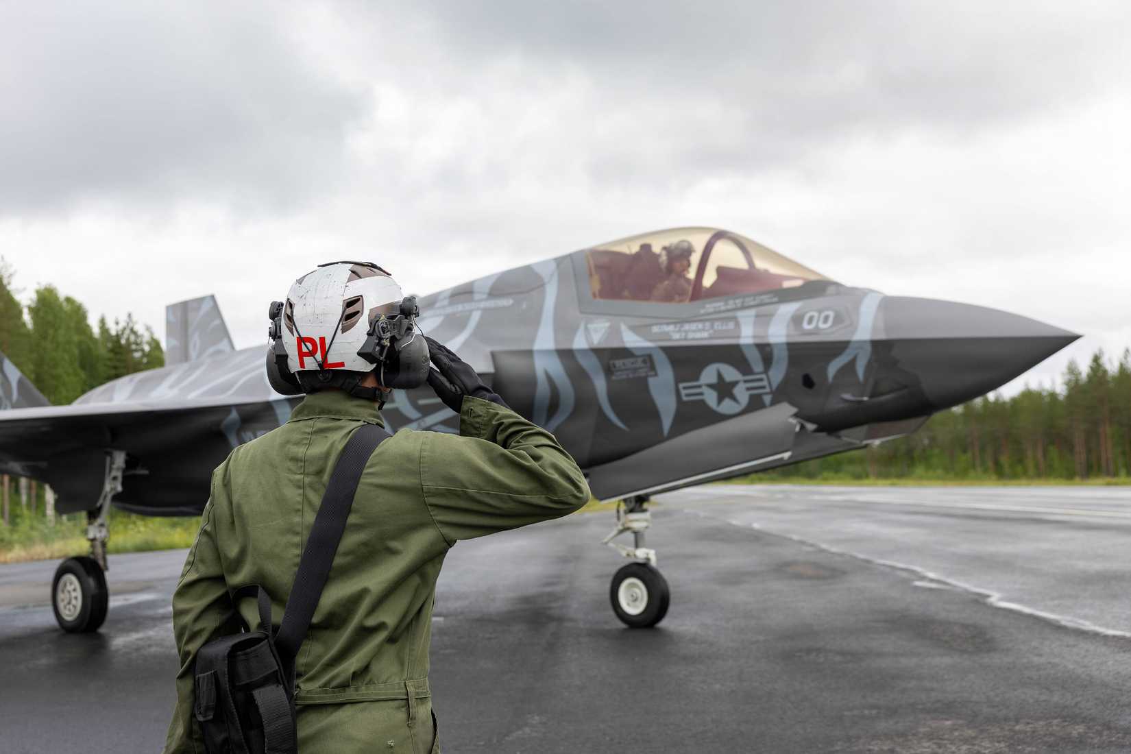 VMFA-224_and_MWSS-272_conduct_FARP_operations_in_Finland_(9748017)