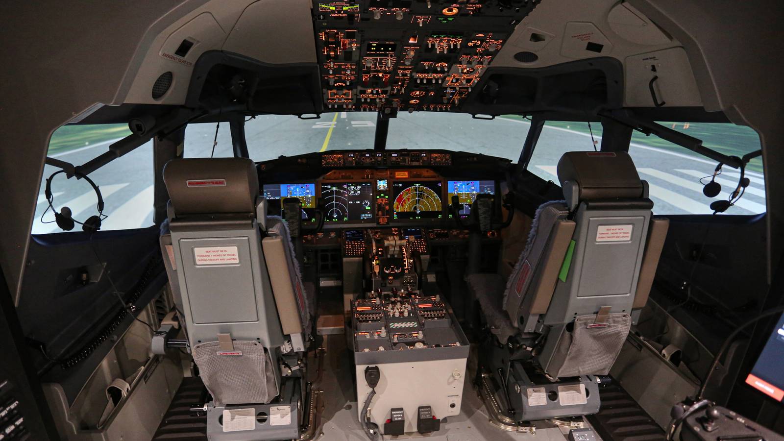 Why A Boeing 737 Pilot's Muscle Memory Becomes The Enemy On Their 1st Approach In The 787