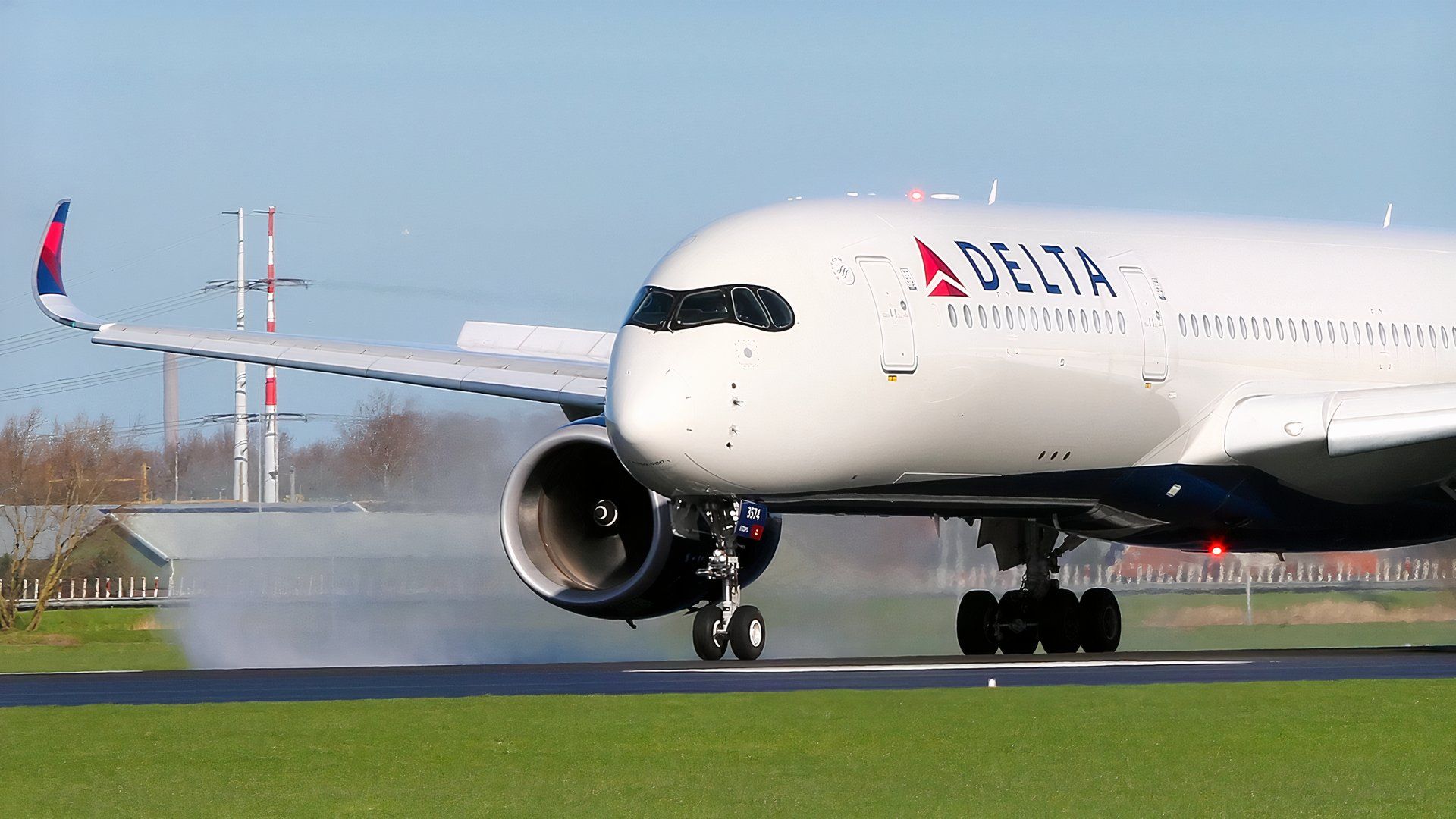 Delta Air Lines Airbus A350-900 slowing down