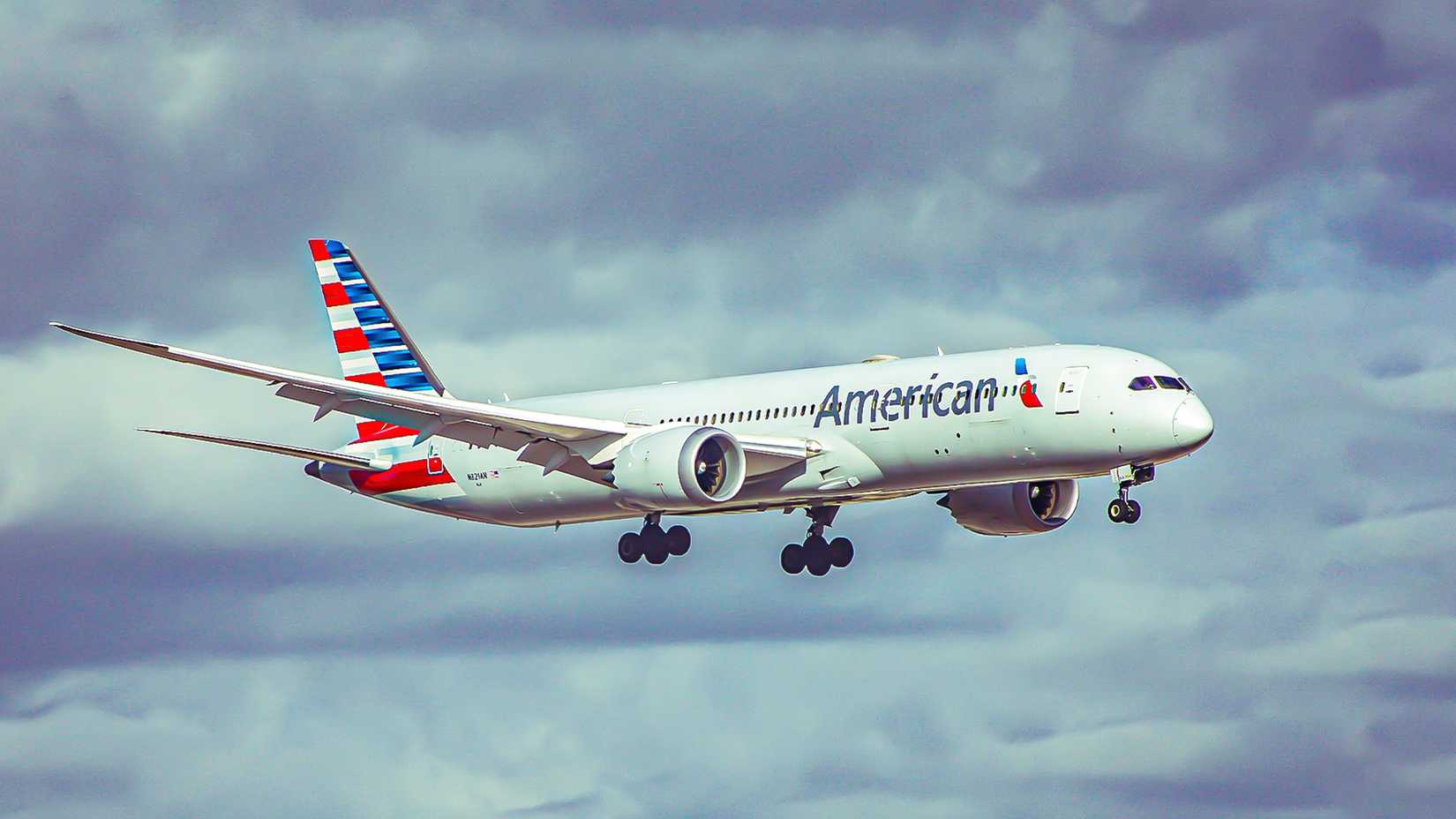 American Airlines Boeing 787-9 on final approach