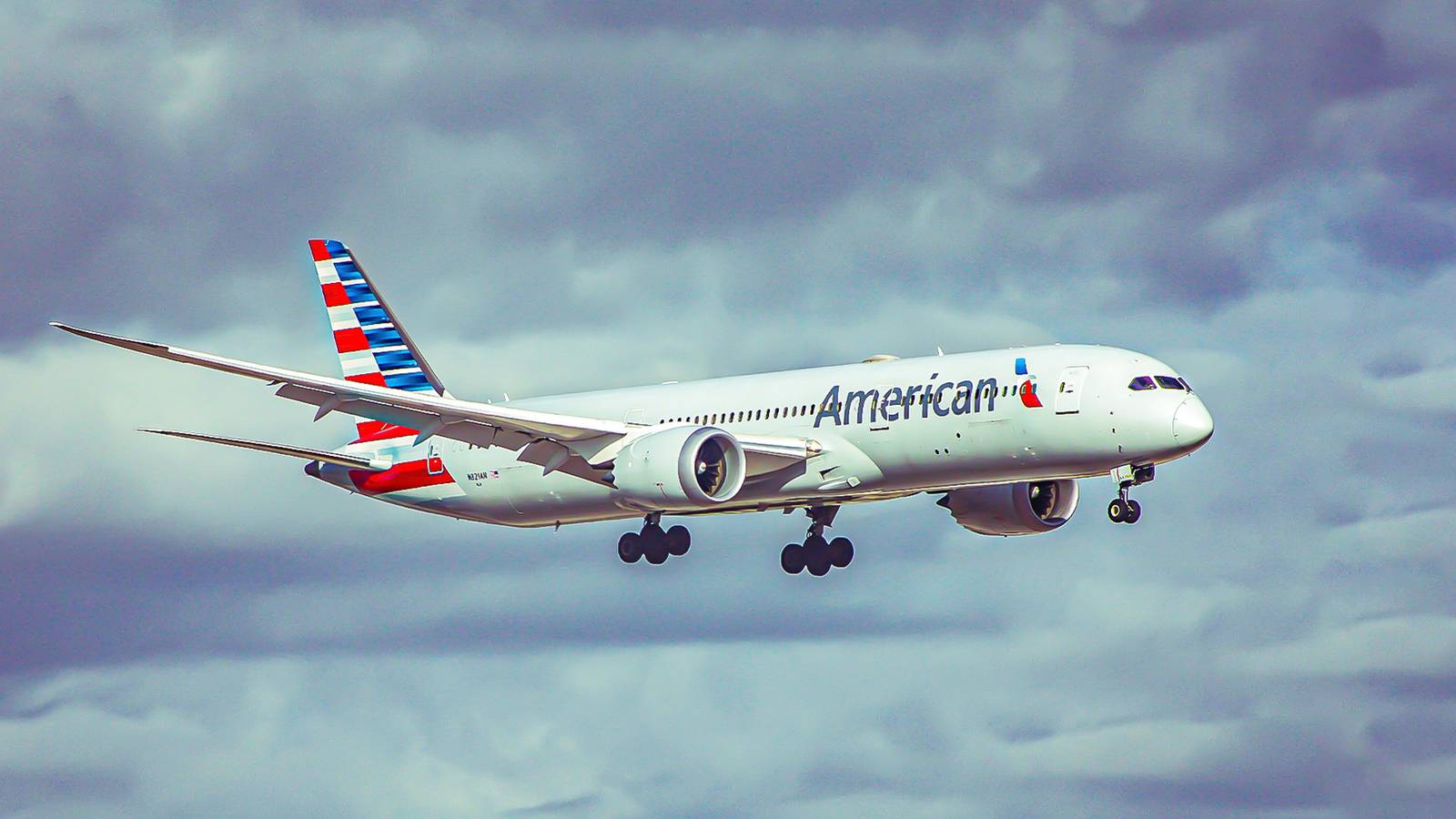 American Airlines Blames Odor As 787 Diverts To Dublin With 6 Of 9 Cabin Crew Ill