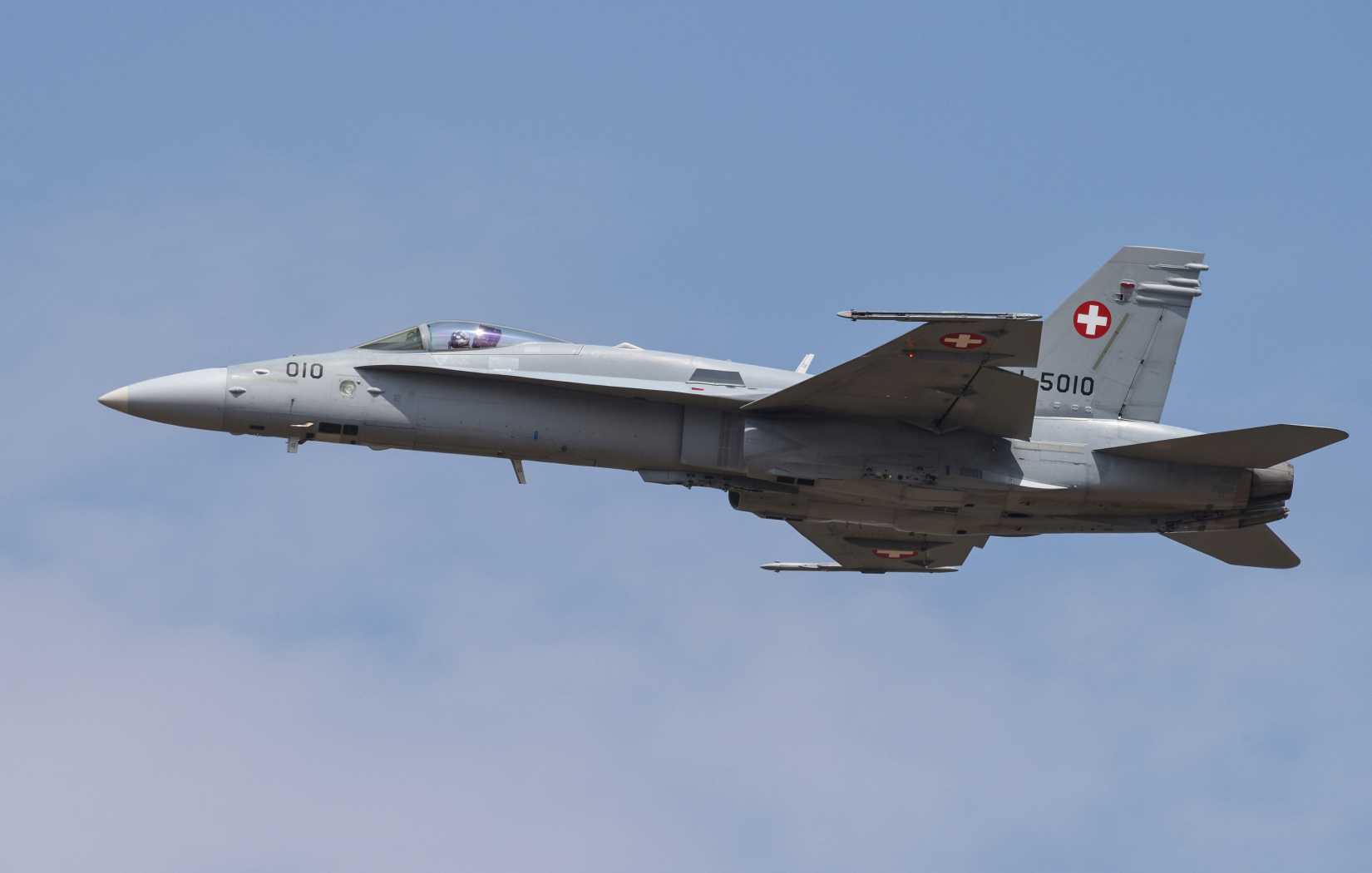 A pilot from the Swiss Air Force demonstrates the flight capabilities of a F⁄A-18C Hornet
