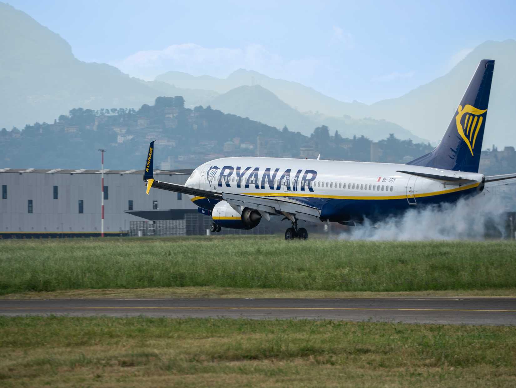 A Ryanair Boeing 737-800 is landing at BGY the Bergamo Milano International Airport