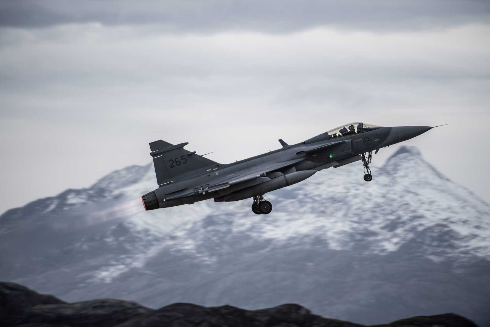 A Swedish JAS 39 Gripen takes off from Bodö airport during Trident Juncture 18