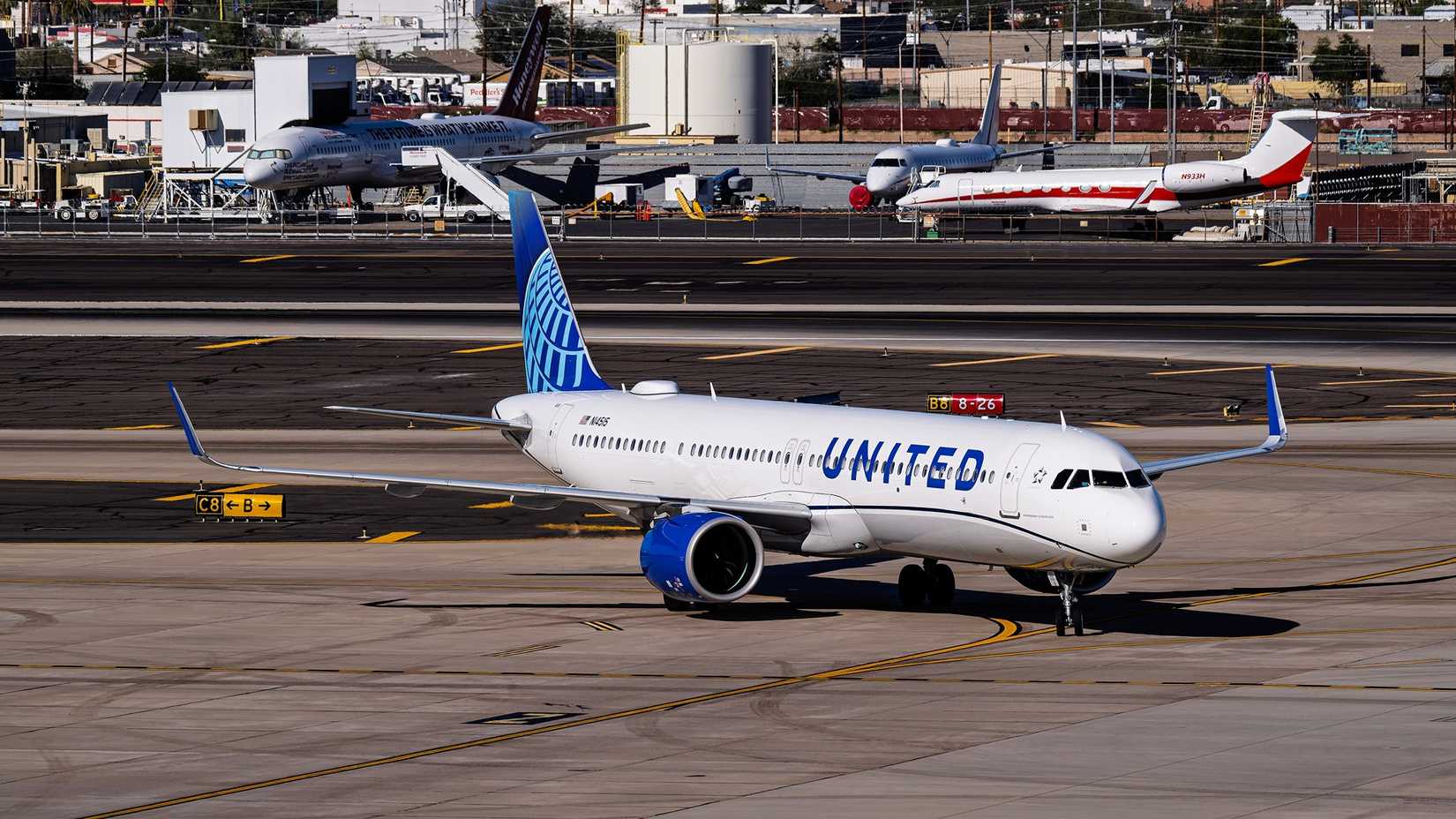 United Airbus A321neo taxiing (1)