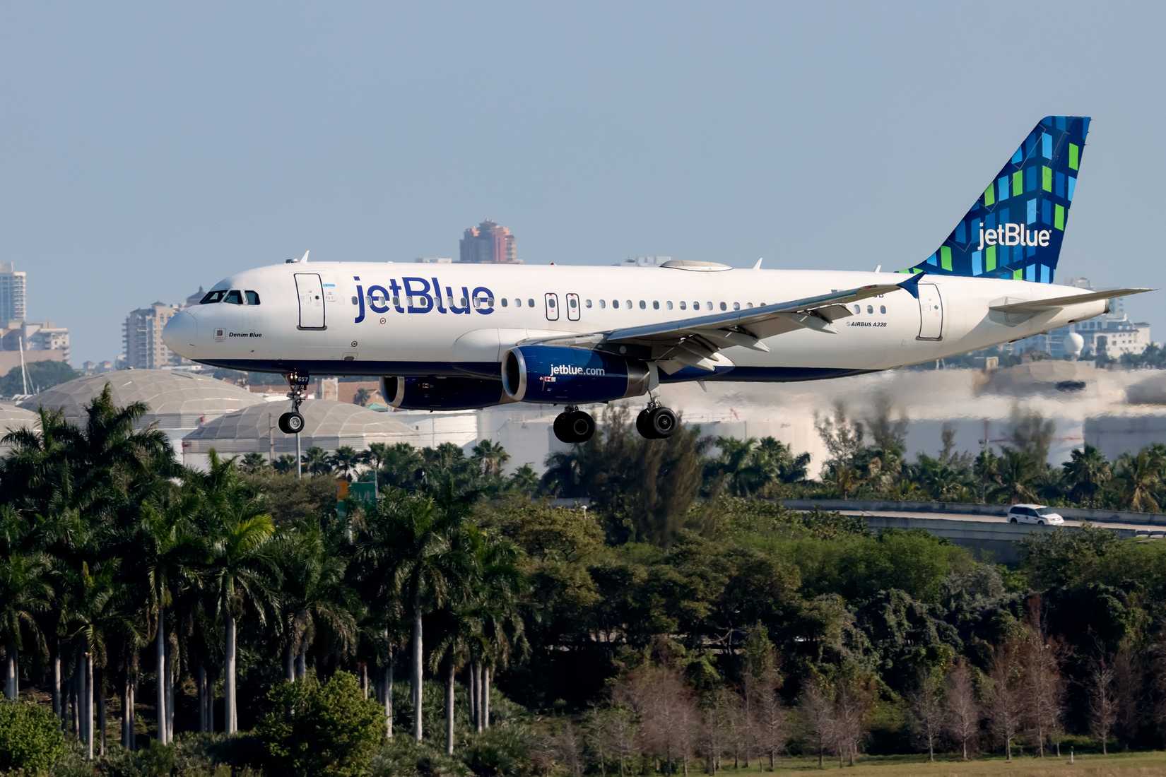  Airbus A320-232 type from JetBlue landing