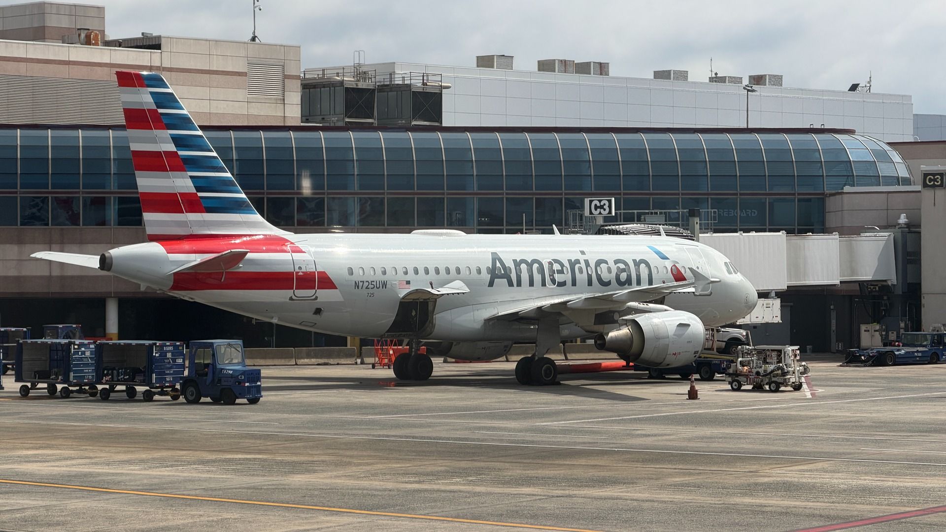 Фейковая поддержка: пассажиры American Airlines теряют тысячи из-за мошенничества с поиском в Google