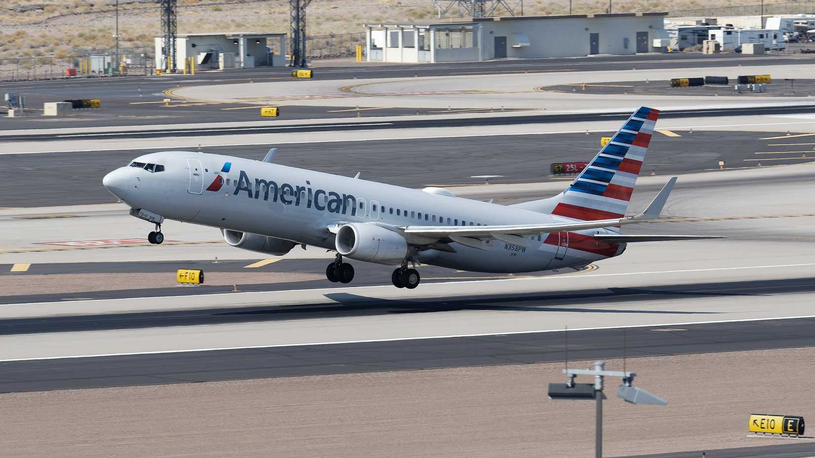 American airlines Boeing 737-800 takeoff