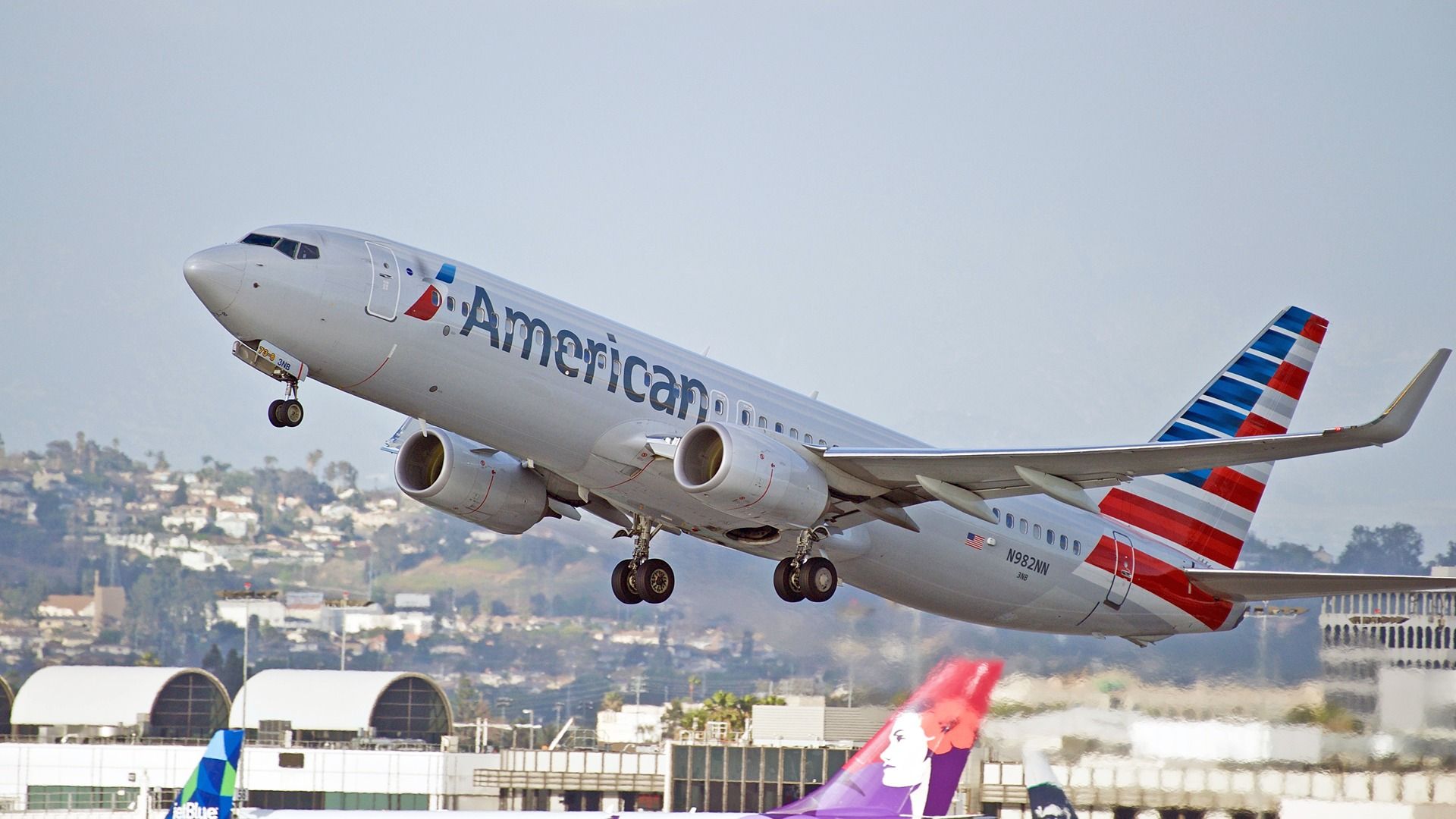 Новая оценка качества работы бортпроводников American Airlines вызывает пристальное внимание из-за конфиденциальности