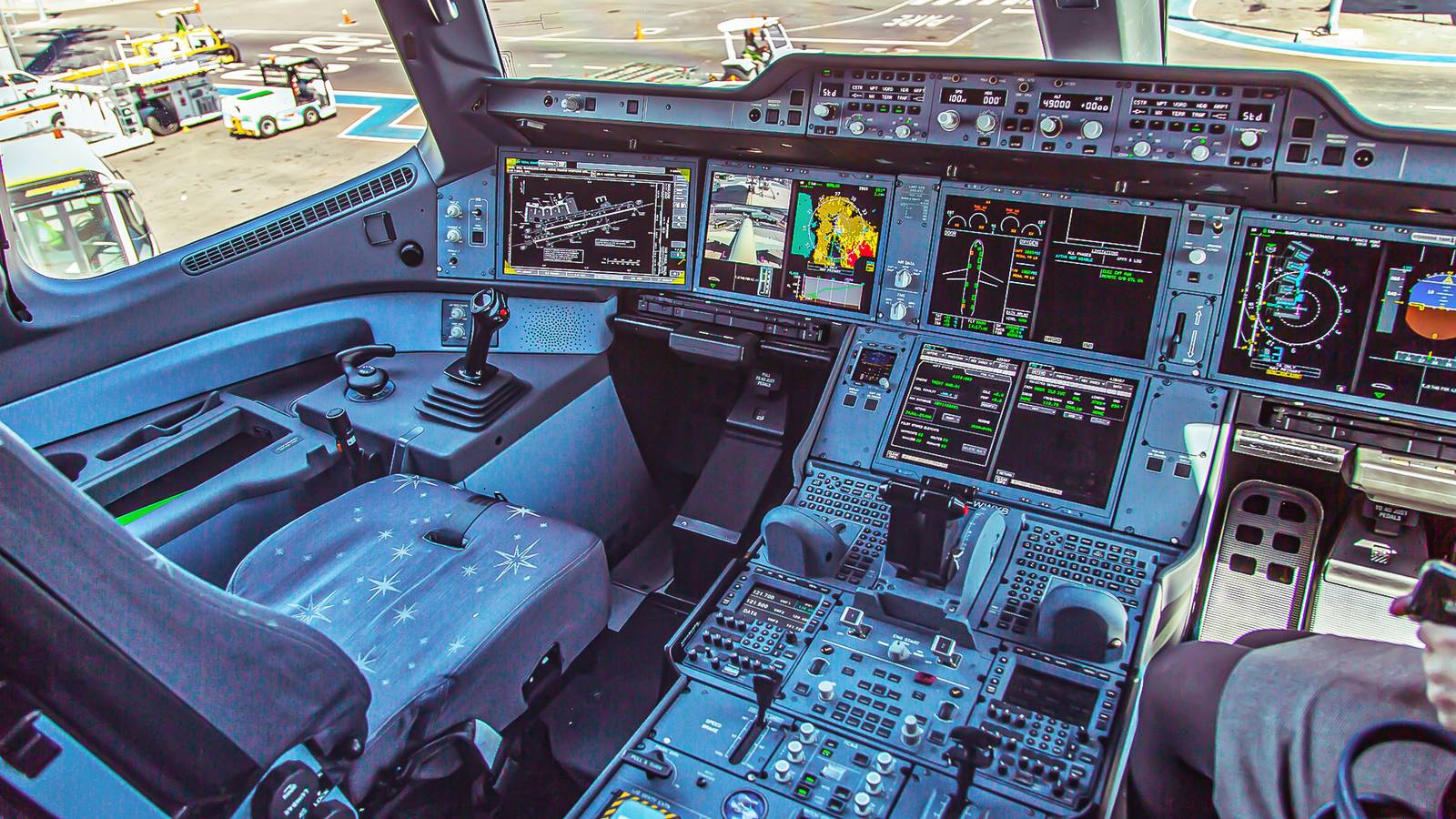 The Real Product Boeing &amp; Airbus Sell Airlines Isn't The Jet: It's The Cockpit