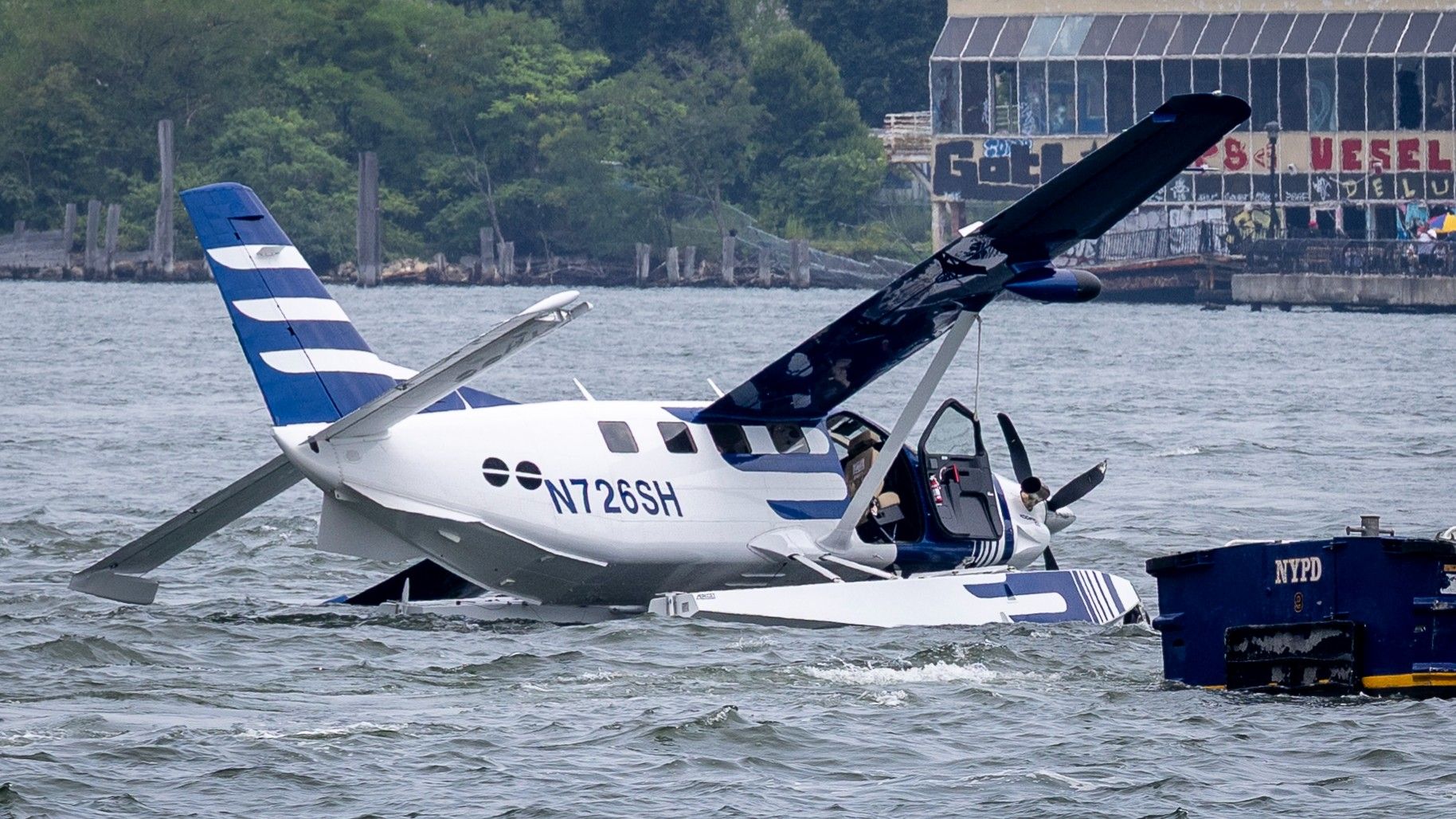 8 Rescued As Kodiak 100 Seaplane Makes Hard Landing In New York's East River