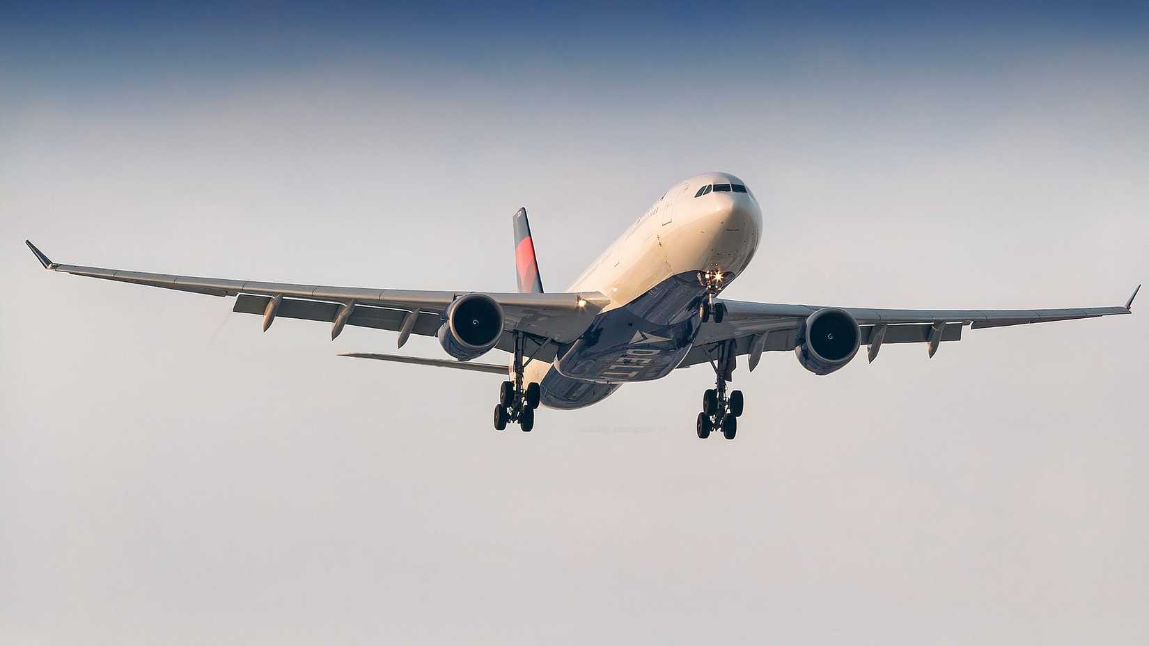 Delta A330-300 on final approach