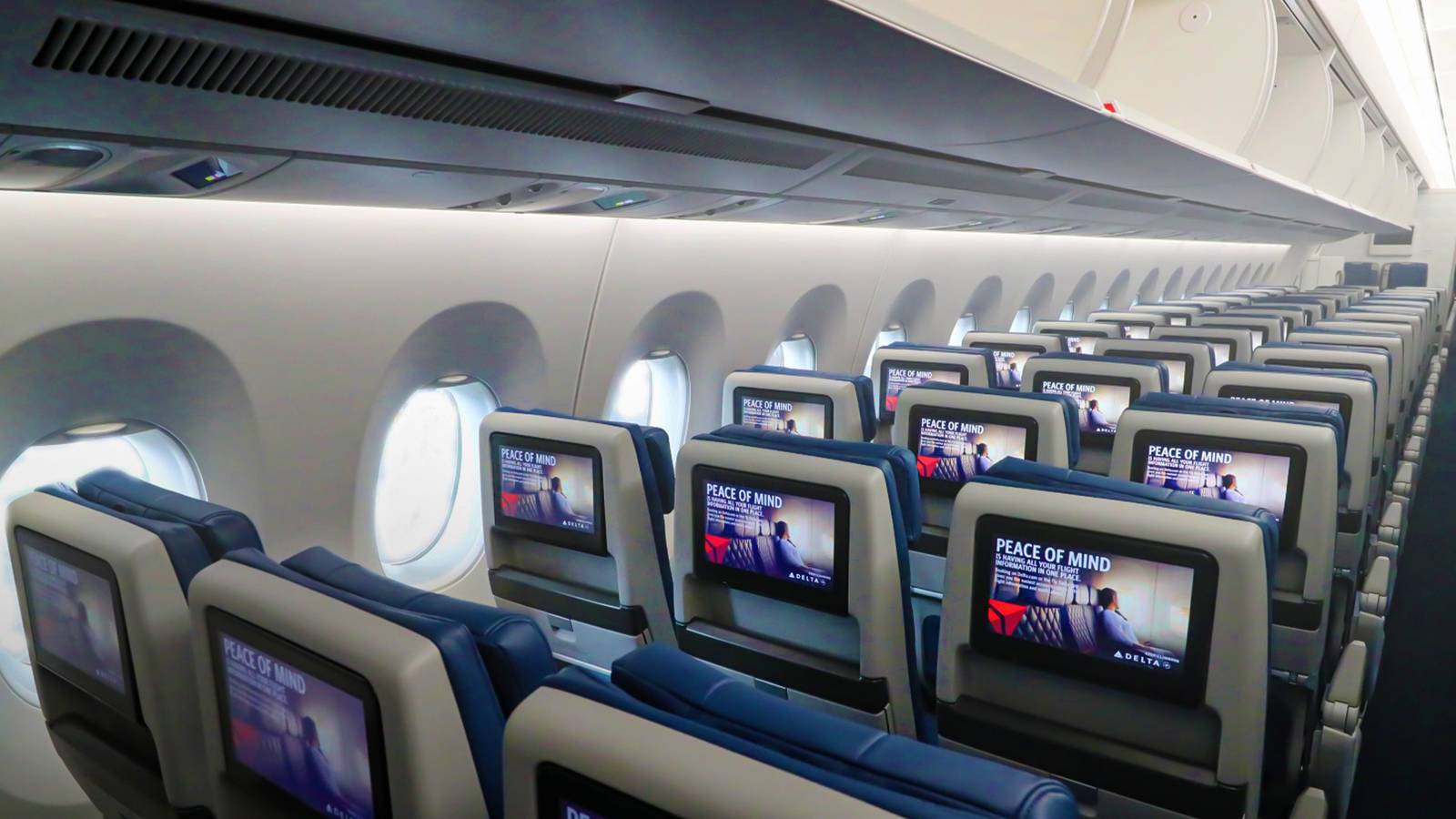 Delta quebra recorde histórico no setor aéreo dos EUA: passageiros da economia pagam a conta
