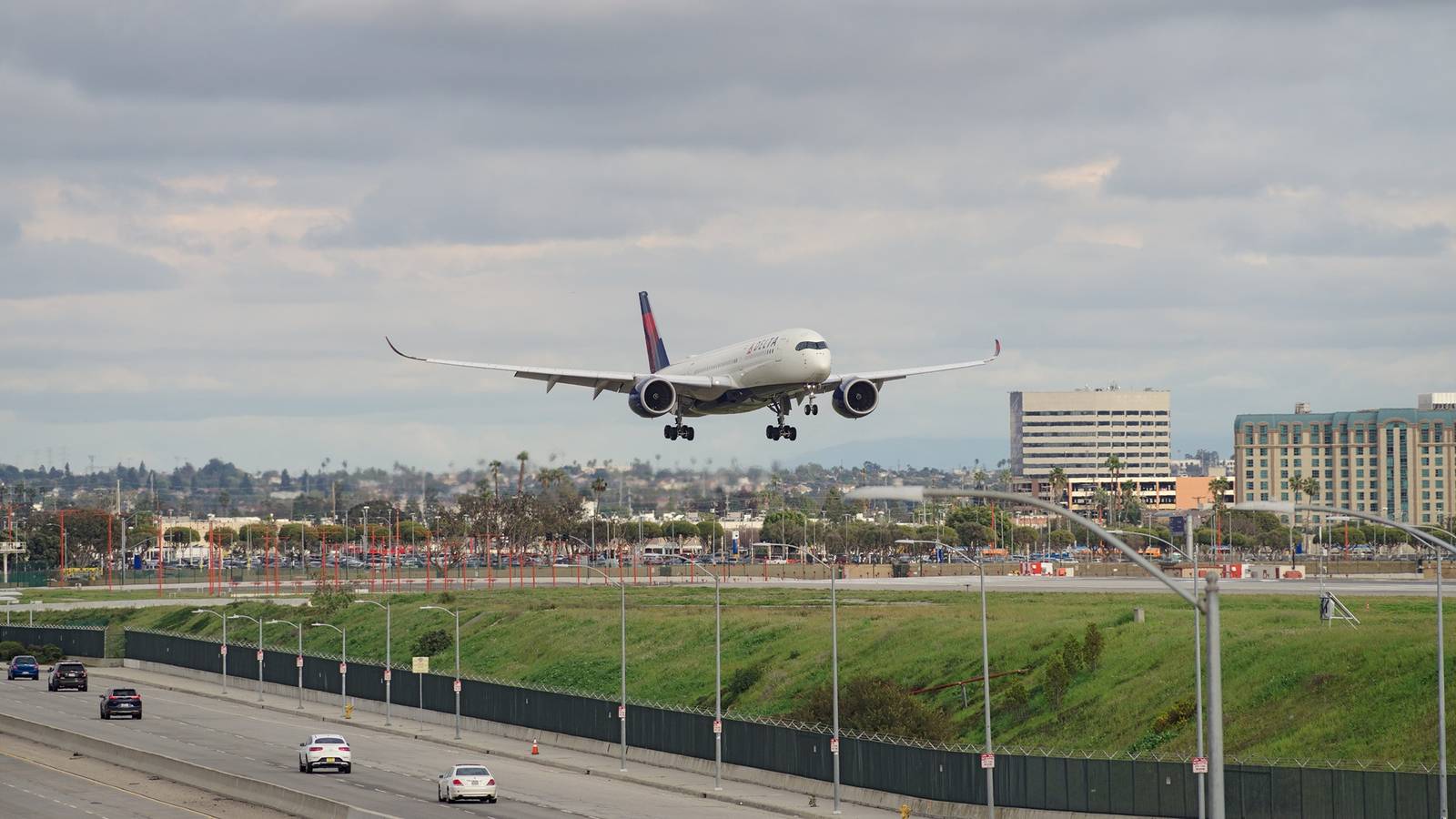 Unable To Fill Up Their Airplanes": United Airlines Executive Slams Delta On New LAX Route