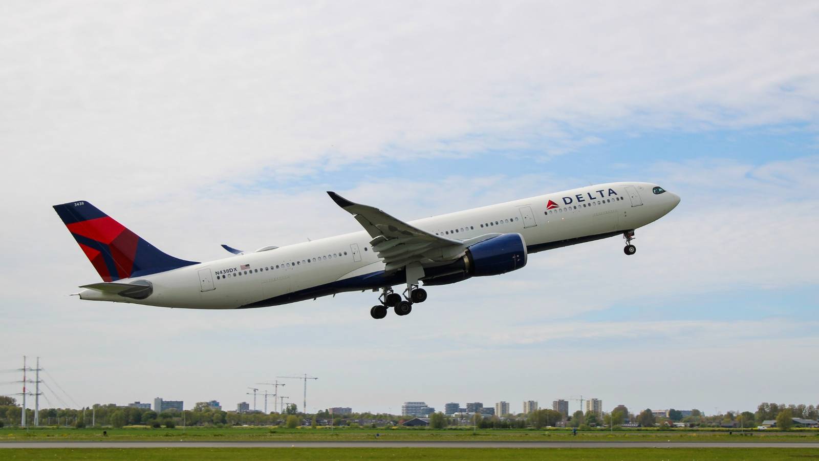 "Please Fix The WiFi": Retired Delta Air Lines Pilot Makes Plea To Drop Amazon For Starlink