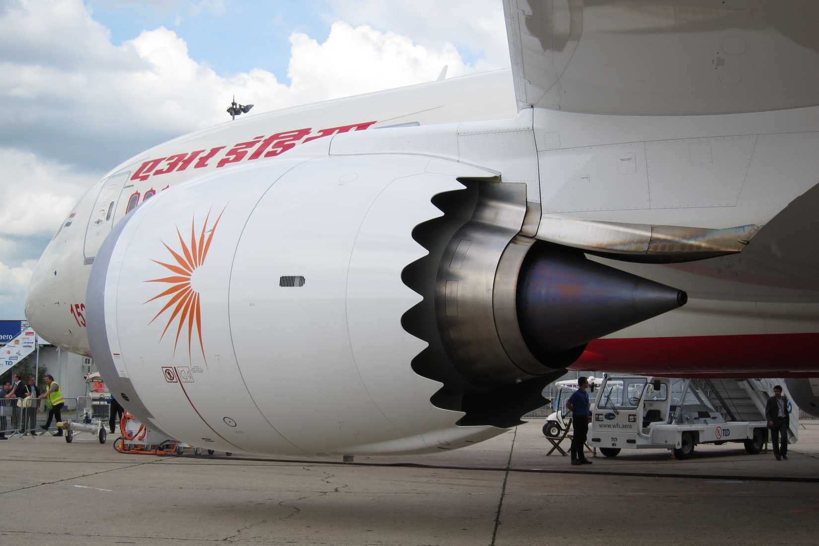 Close up of engine chevrons on Boeing 787