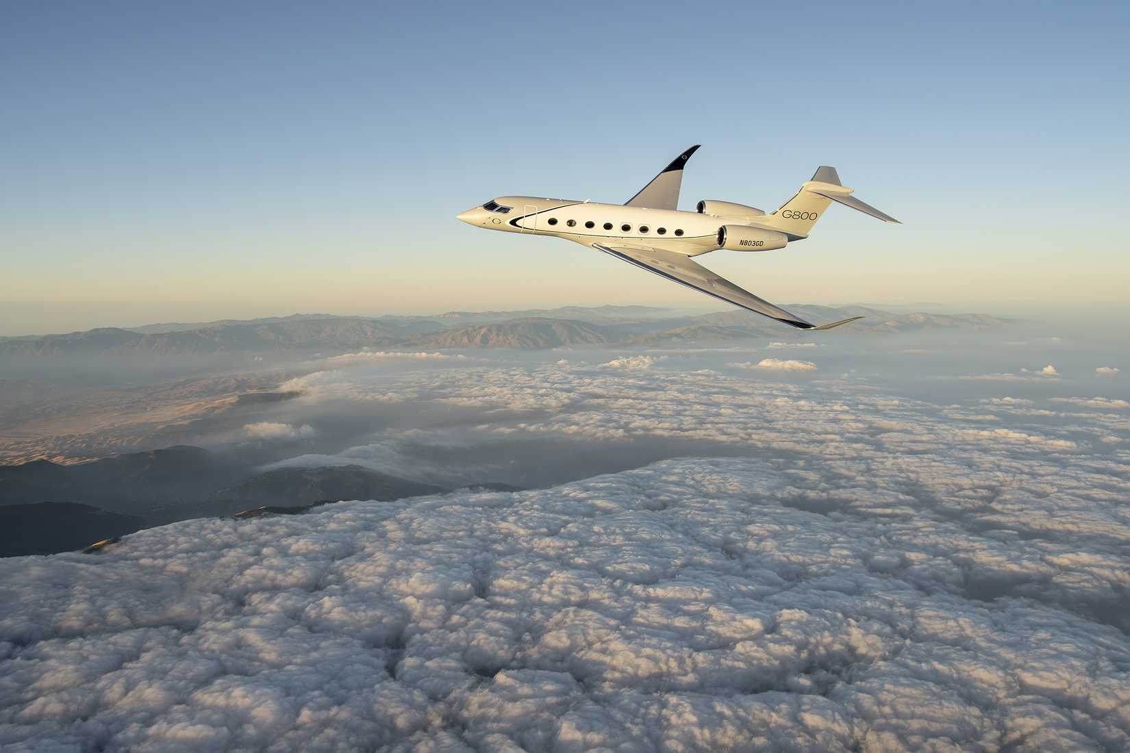 GulfsteamAero G800 above the cloud