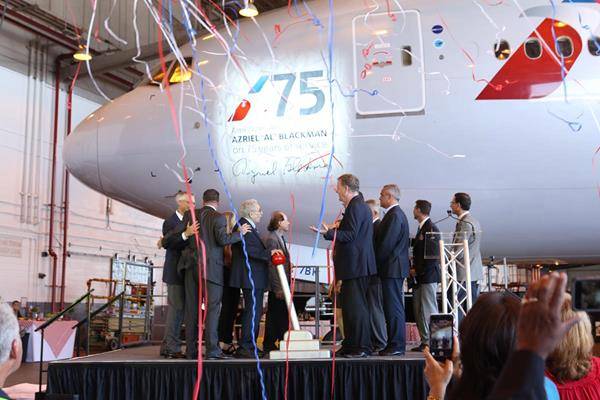 American Airlines team member Azriel “Al” Blackman, an Aviation Maintenance Technician (AMT) Crew Chief based at New York’s John F. Kennedy International Airport (JFK), celebrated 75 years of service with the airline today. At a ceremony at JFK today, the airline surprised him by dedicating a Boeing 777 in his honor.