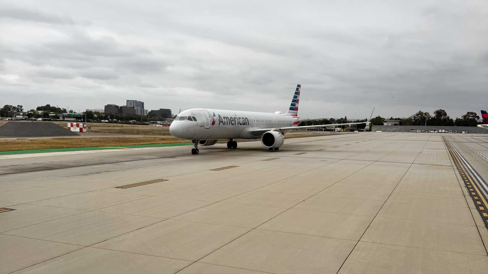 American Airlines Airbus A321neo at John Wayne Airport.
