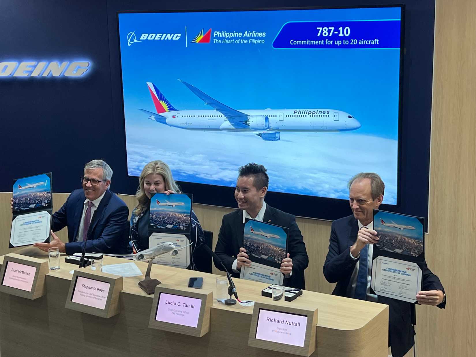 حفل طلب طائرة PAL Boeing 787