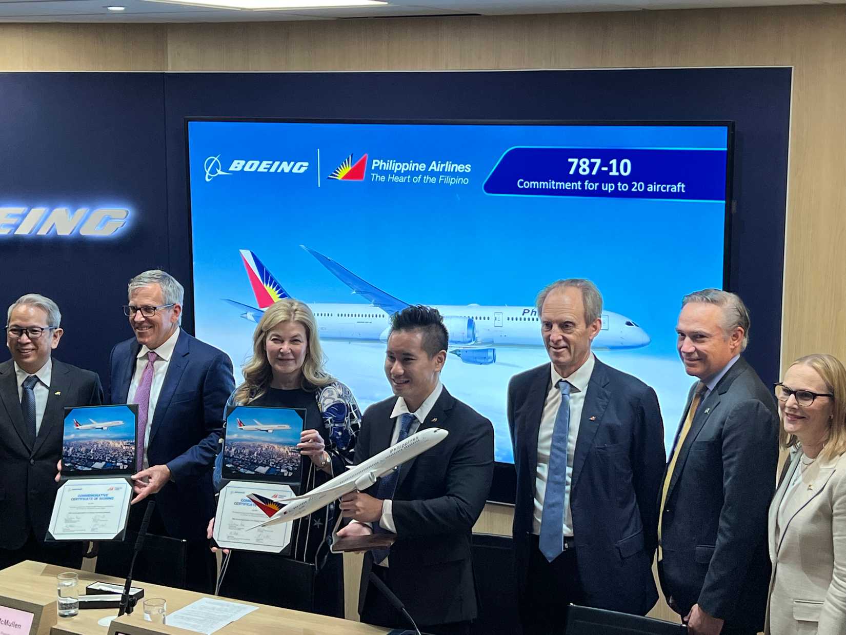 حفل طلب شراء طائرة بوينج PAL 787