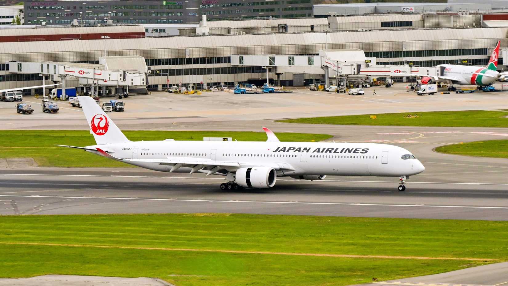 Japan Airlines A350-1000 landing at LHR