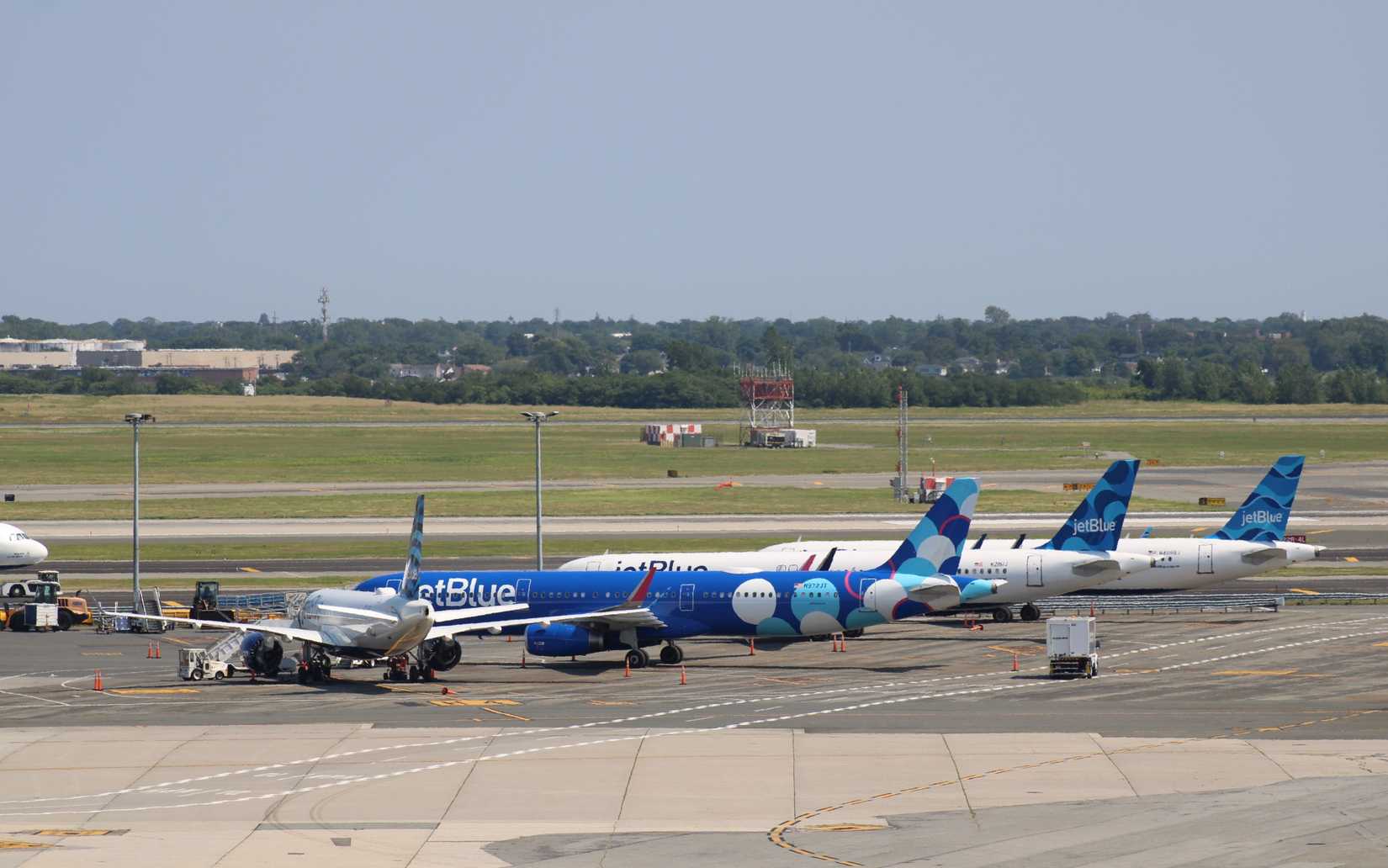 JetBlue A220-300 and A320 The Global Guy Shutterstock