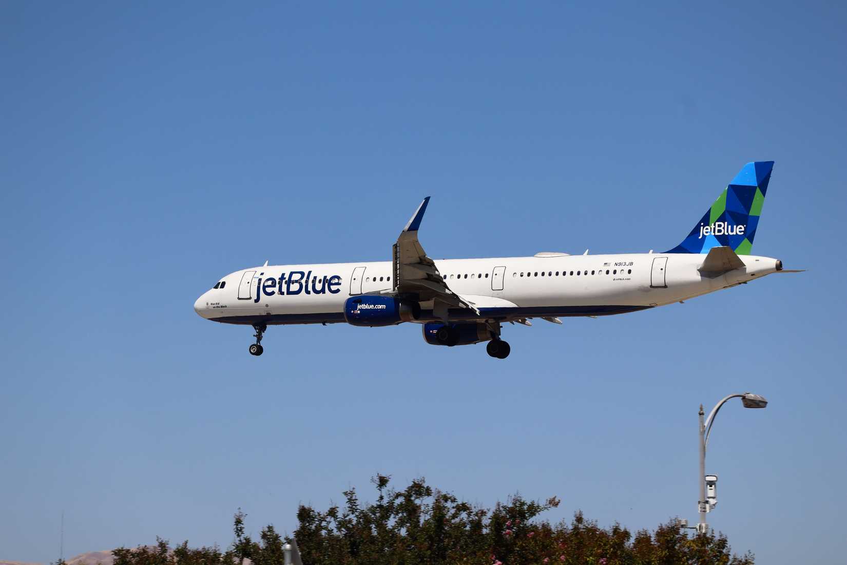 JetBlue Airbus A321 landing
