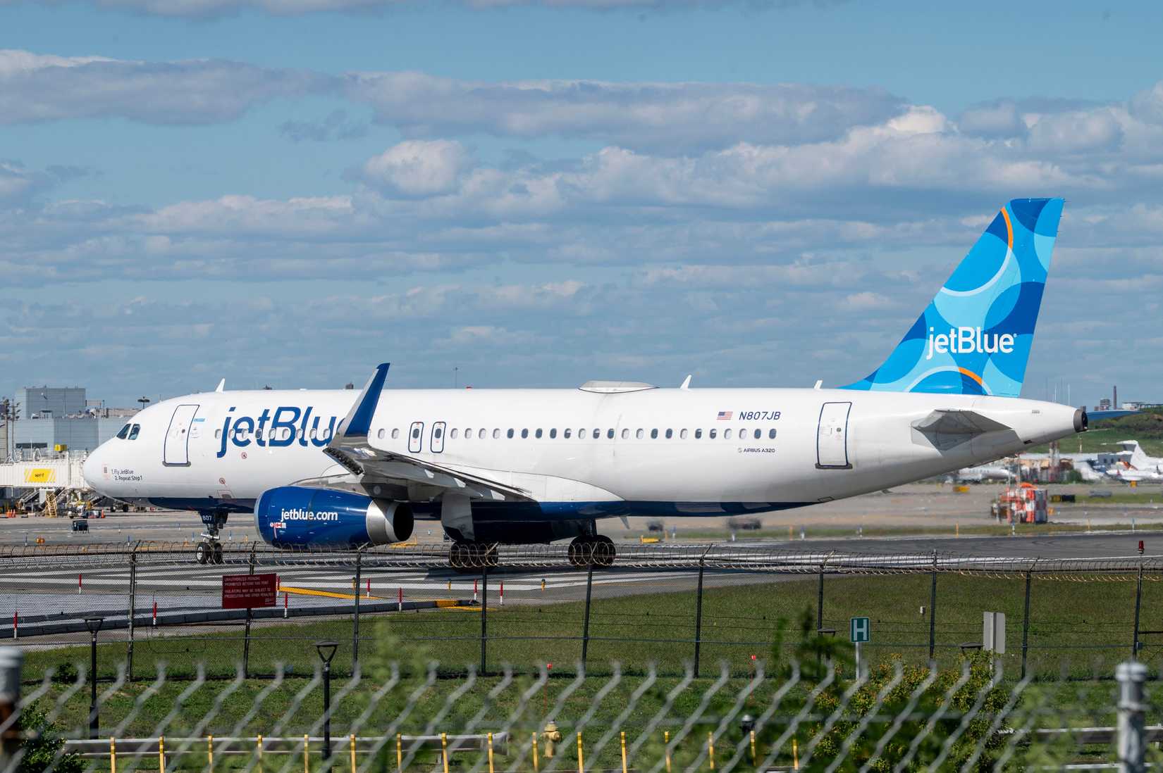 JetBlue planes at LaGuardia taxing