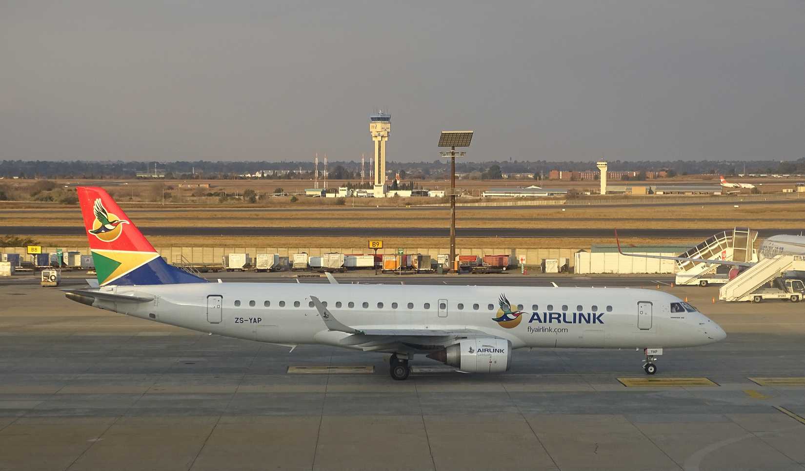 Johannesburg_O.R._Tambo_Airport_Airlink_Embraer_190_ZS-YAP