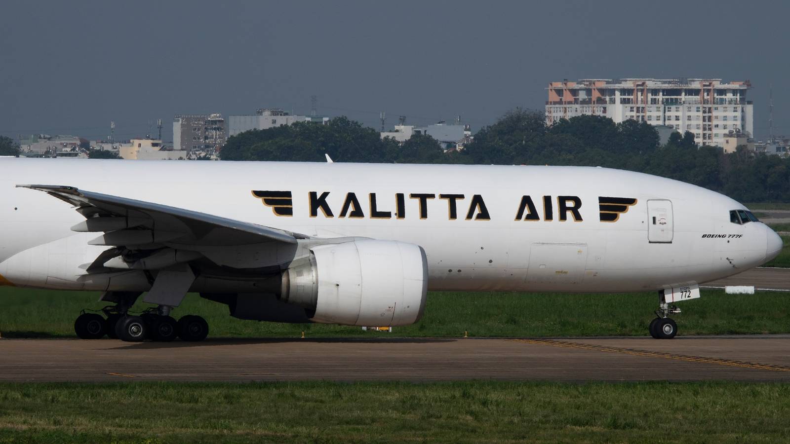 Faíscas no céu de Cincinnati: Boeing 777 da Kalitta Air sofre tail strike