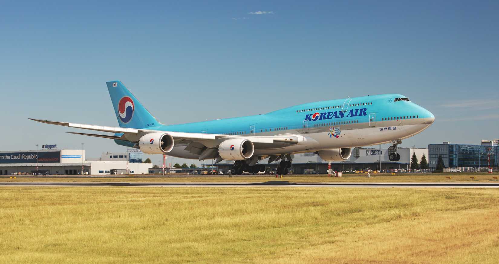 Korean Air 747-8 about to land