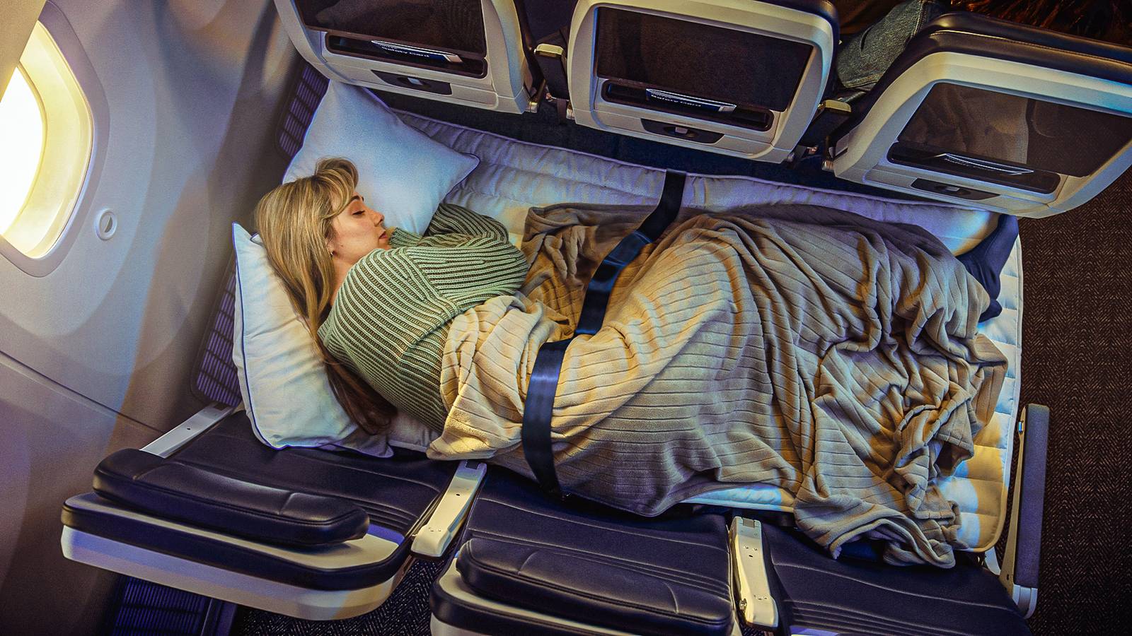Passagens aéreas na econômica: como viajar deitado pagando menos