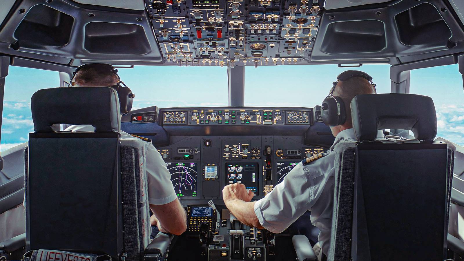 Pilots Reduce Speed Before Oceanic Crossings for Precise Timing