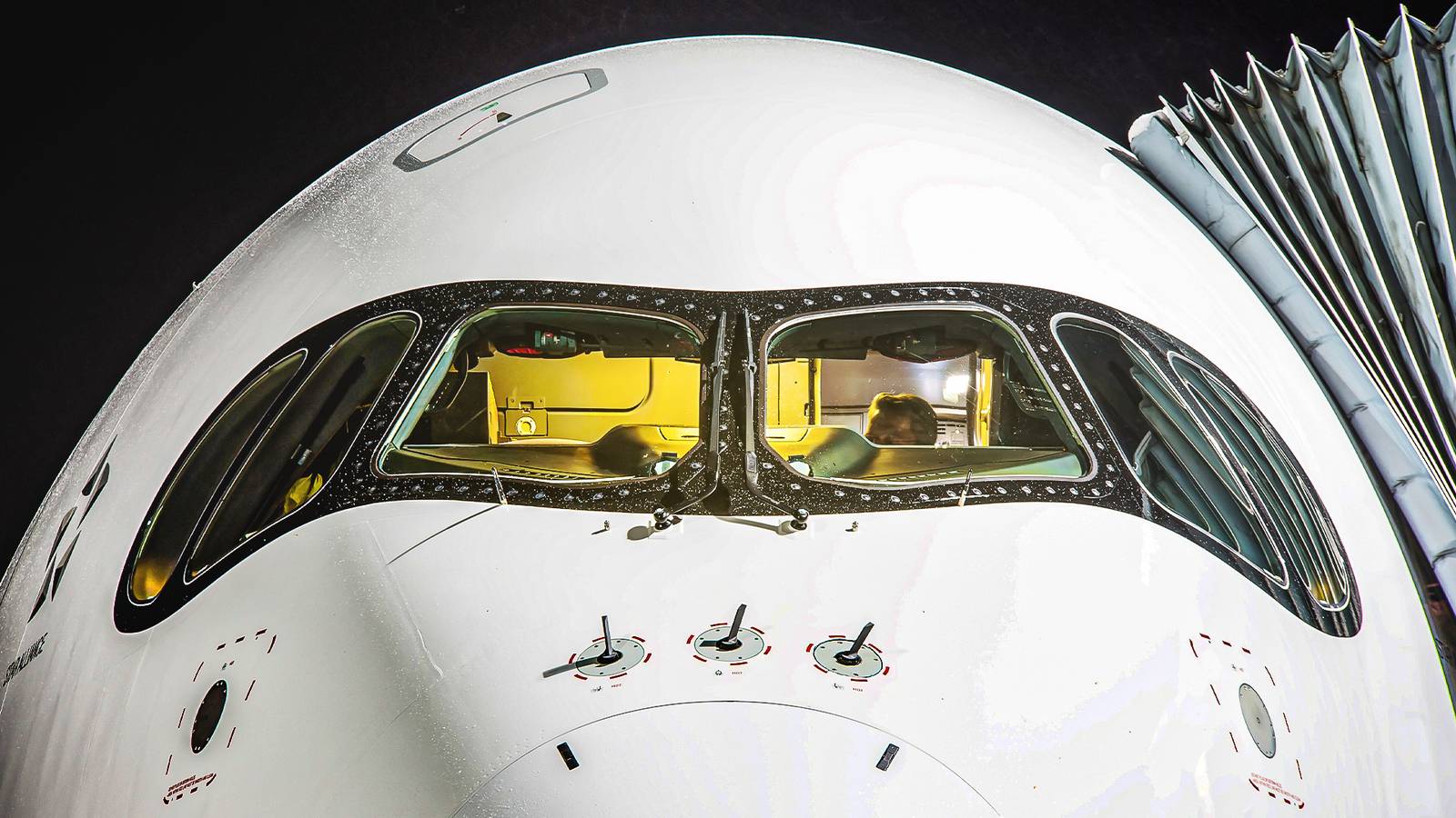 What Pilots Actually Do Hour-By-Hour On An 18-Hour Flight To New York-JFK