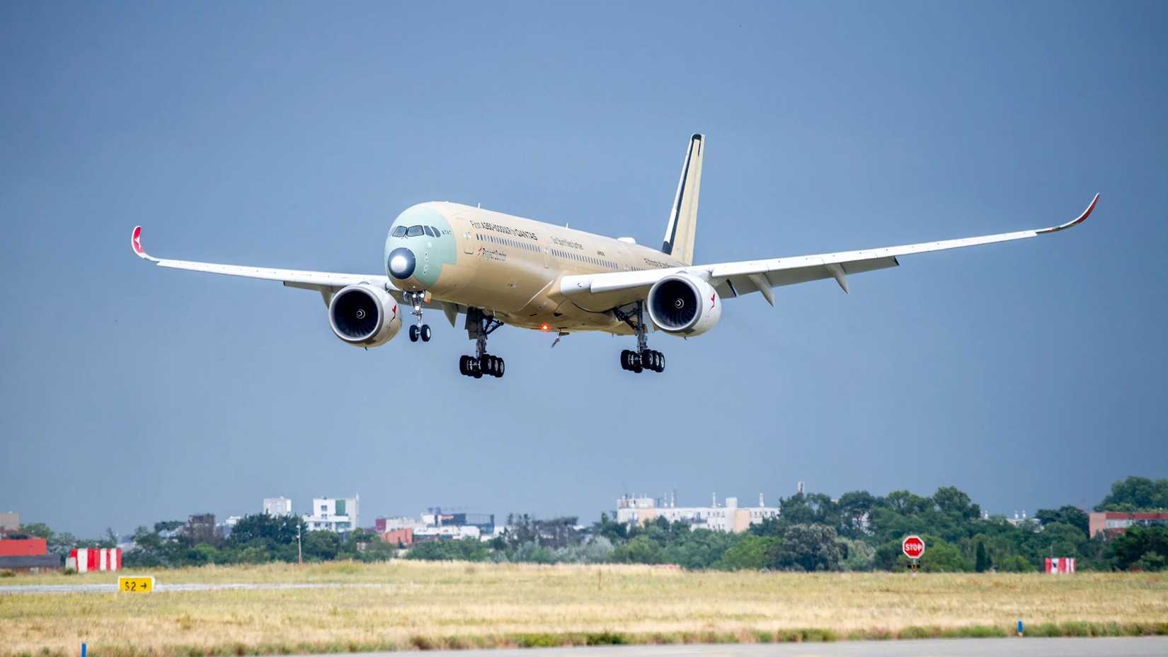 qantas a350-1000ulr flying in toulouse
