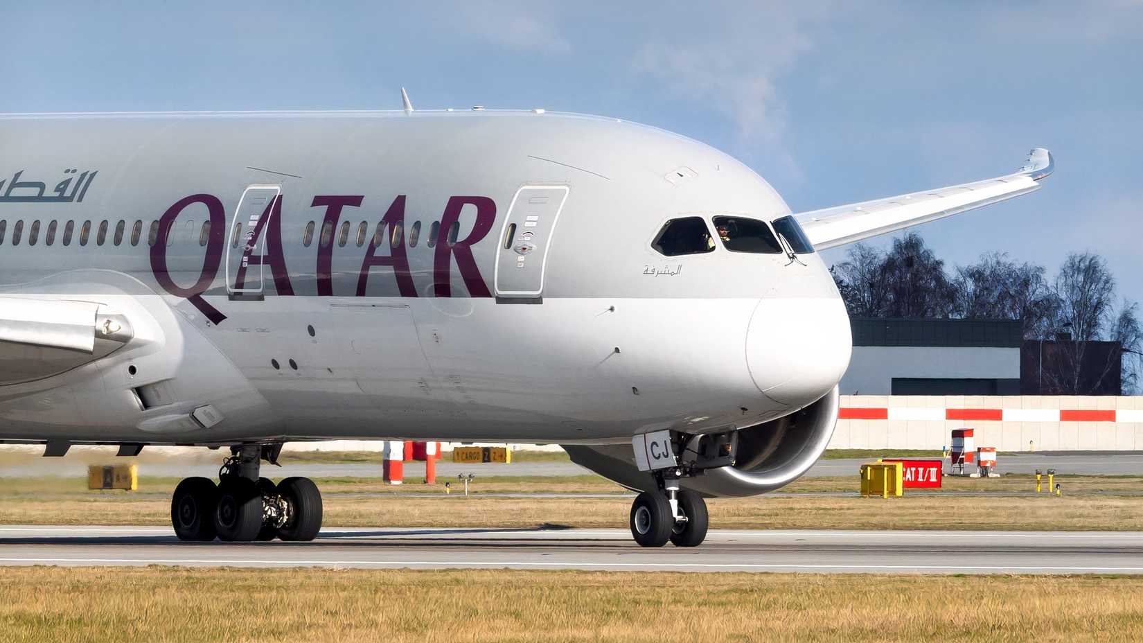 Qatar Airways 787-8 on the runway