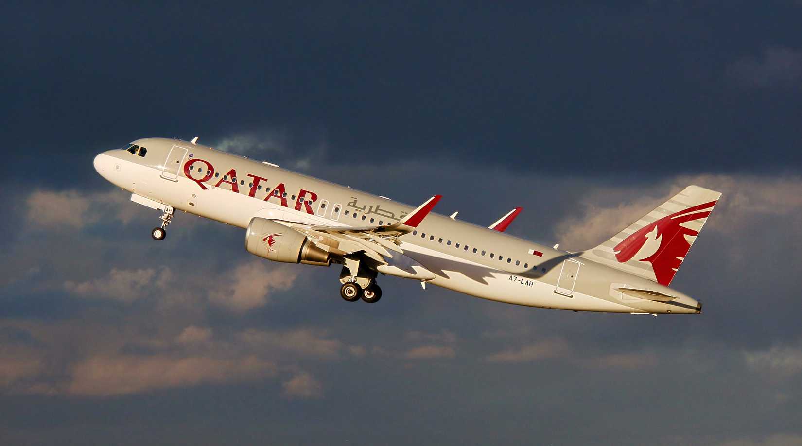 Qatar Airways A320 on initial climb-1