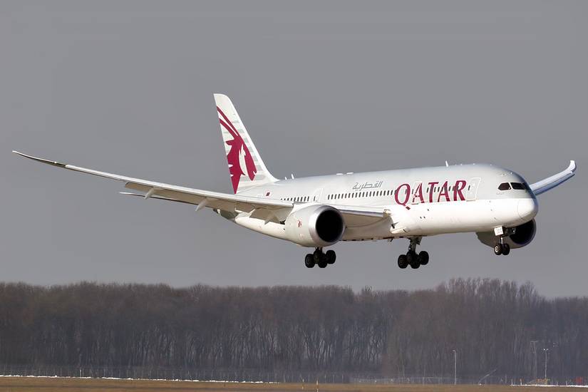 Qatar Airways Boeing 787-8 very short final