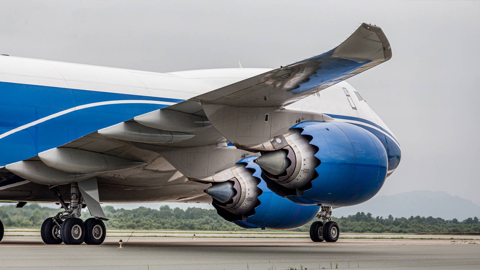 Boeing aircraft engine chevrons showing the quieter but thirstier engineering compromise.