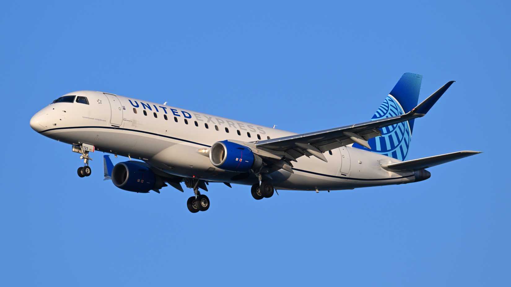 Republic E175 on short final