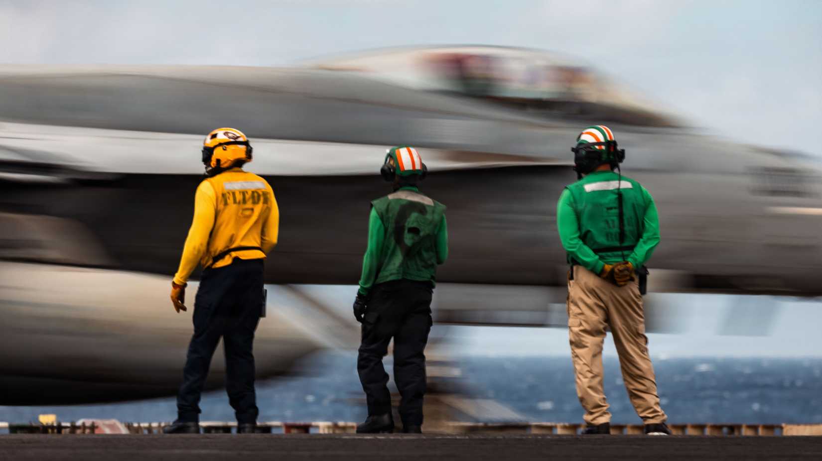 Sailors observe an F⁄A-18E Super Hornet aircraft launch from USS Gerald R. Ford (CVN 78)
