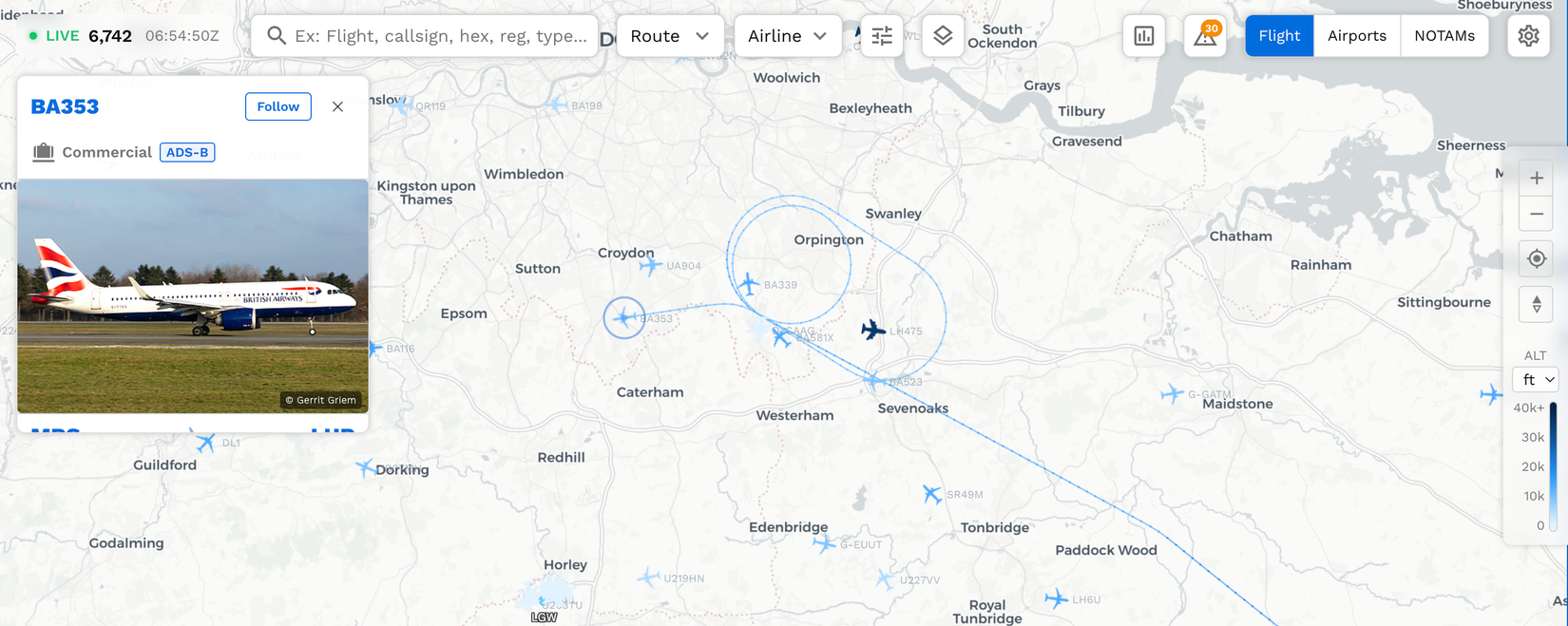 Simple Flying Tracker LHR Holding Pattern
