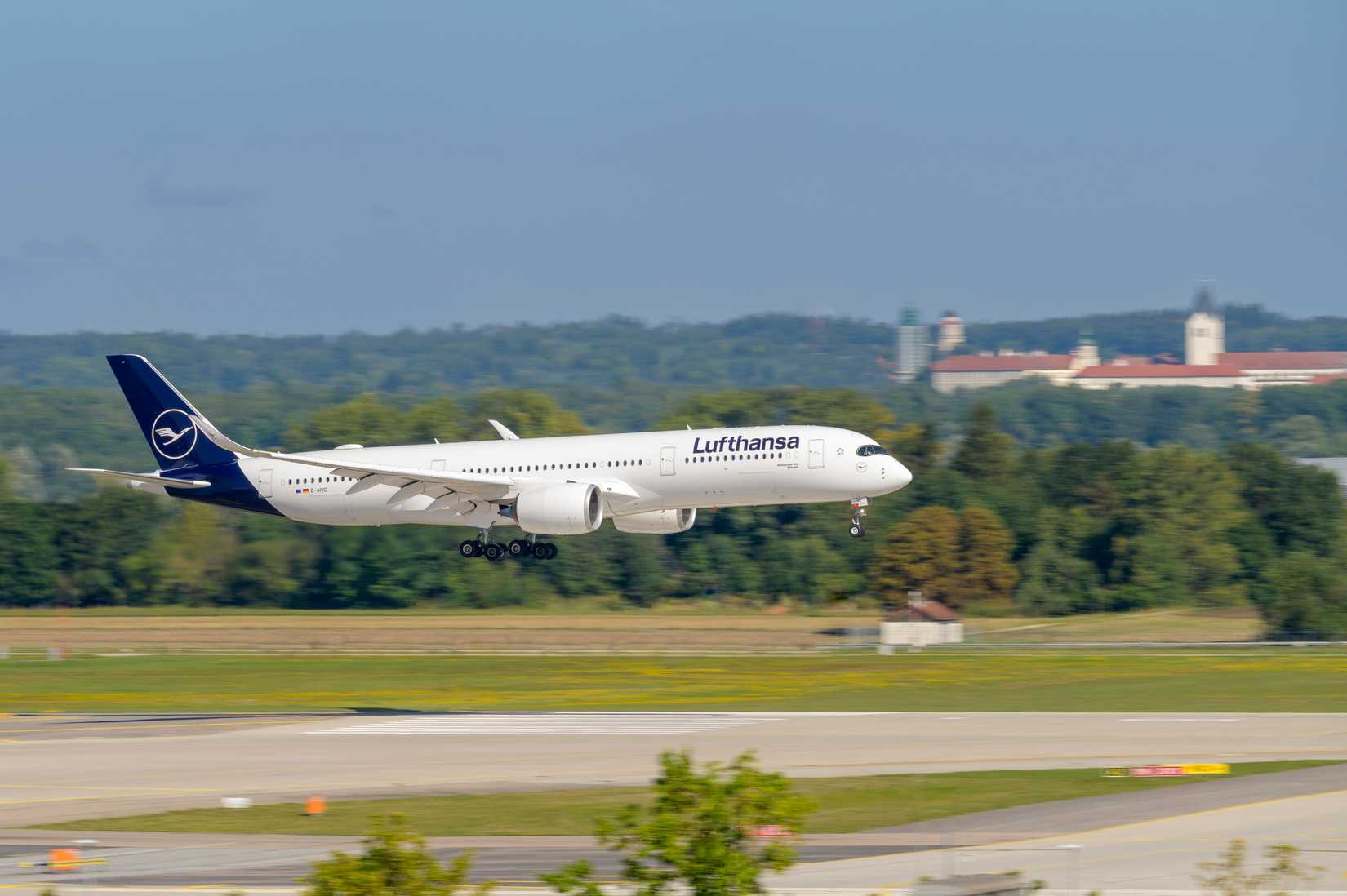 Lufthansa A350 Touchdown